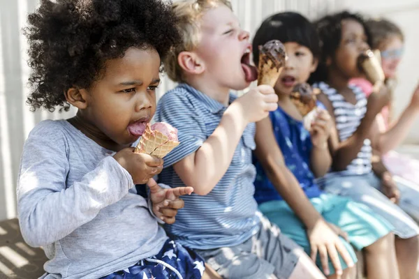 Kinderen Eten Van Ijs Zomer — Stockfoto