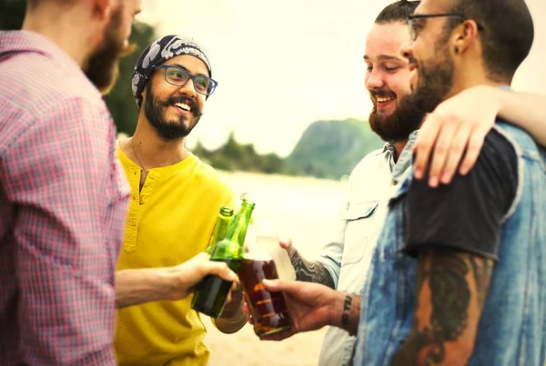 Jovens Amigos Dando Uma Festa Praia — Fotografia de Stock