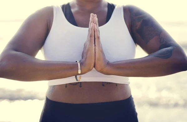 African American Woman Öva Yoga Stranden — Stockfoto