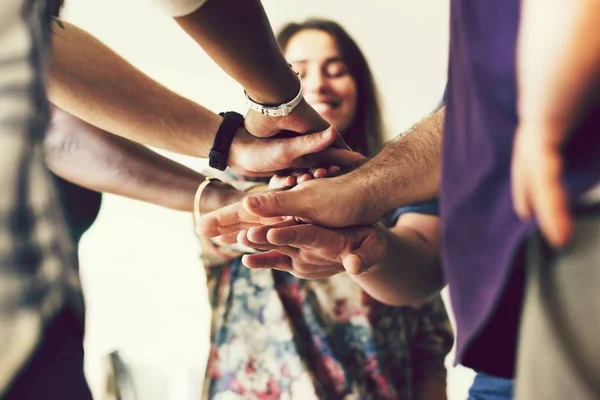 Grupo Amigos Apilándose Las Manos Como Equipo —  Fotos de Stock