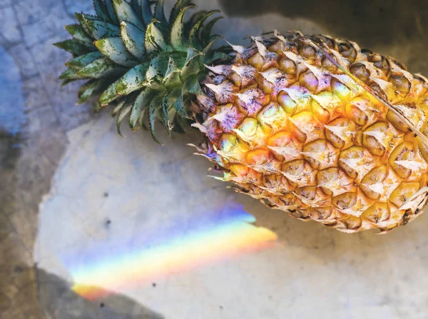 Close Van Verse Ananas Met Regenboog Prism Licht — Stockfoto