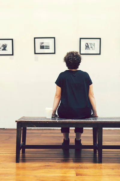 Frau Bei Einer Kunstausstellung — Stockfoto