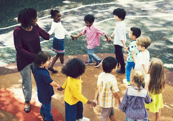 Счастливые Дети Играют Начальной Школе — стоковое фото