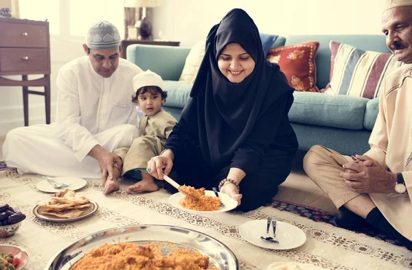 穆斯林家庭在地板上吃晚餐 庆祝斋月 — 图库照片