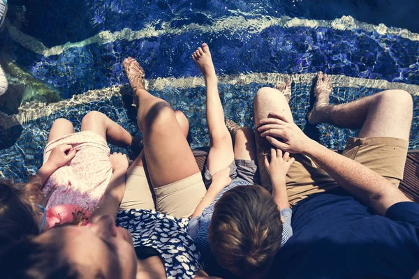 Família Desfrutando Uma Piscina — Fotografia de Stock