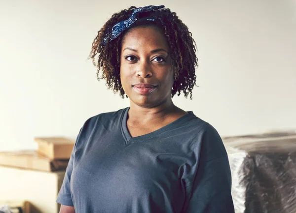 Retrato Mujer Negra Alegre —  Fotos de Stock