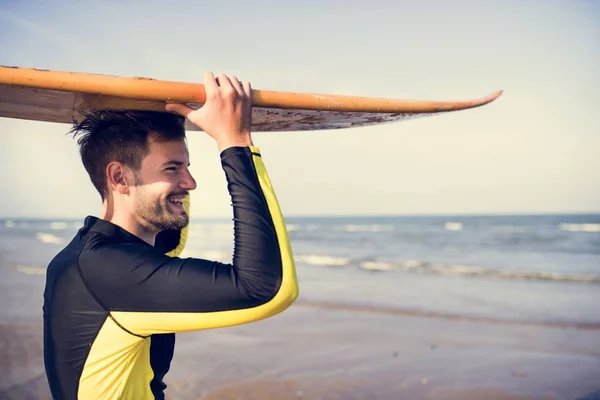 Mężczyzna Niosący Deskę Surfingową — Zdjęcie stockowe