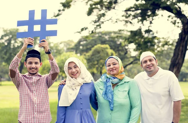 Мусульманської Родини Притримуючи Hashtag — стокове фото