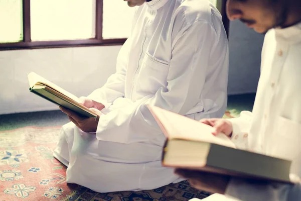 Muslim Membaca Dari Quran — Stok Foto