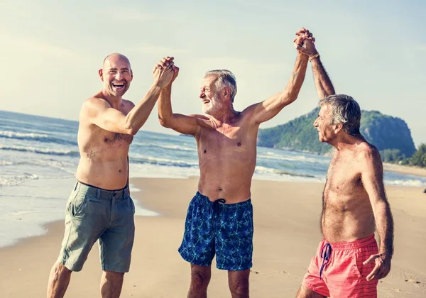 Старшие Друзья Наслаждаются Пляжем Летнее Время — стоковое фото