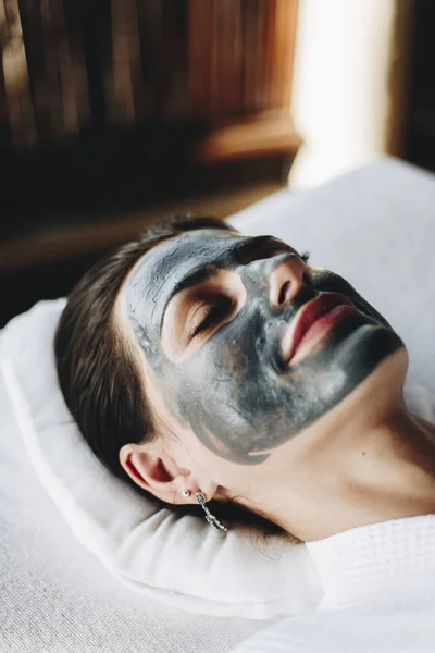 Mulher Relaxante Com Uma Máscara Facial Spa — Fotografia de Stock