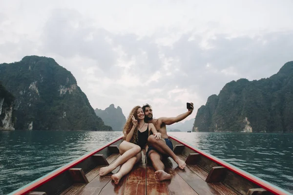 Paar Macht Selfie Auf Einem Longtail Boot — Stockfoto