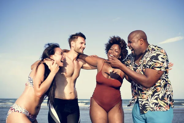 Vänner Att Kul Stranden — Stockfoto