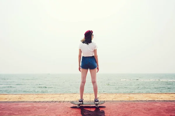 Mädchen Auf Einem Skateboard Strand — Stockfoto
