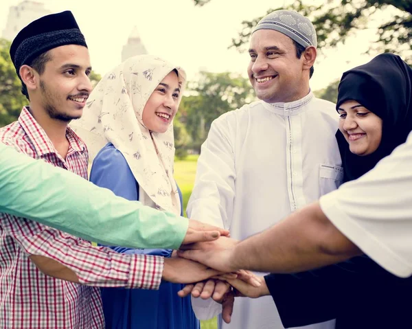 Muslim Kelompok Teman Menumpuk Tangan — Stok Foto
