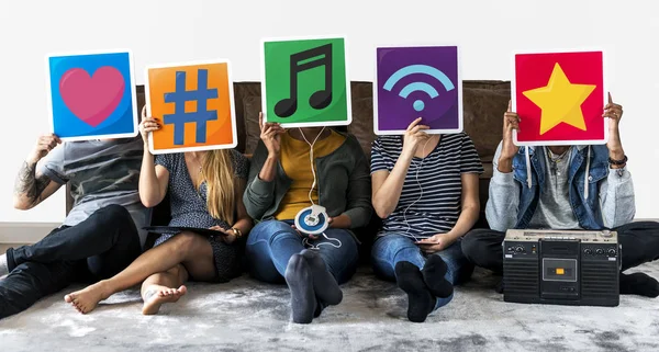 Pessoas Diversas Com Ícones Música Mídia Social — Fotografia de Stock