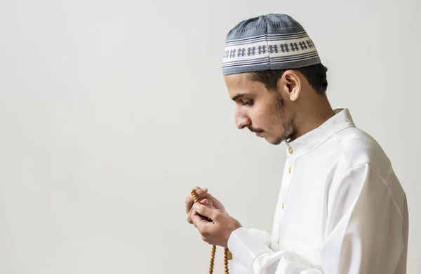 Uomo Musulmano Che Prega Con Tasbih Durante Ramadan — Foto Stock