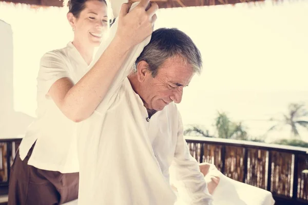 Homem Sênior Fazendo Uma Massagem — Fotografia de Stock