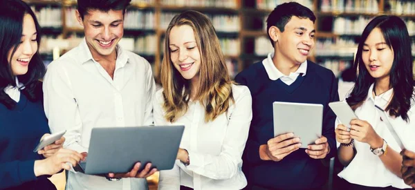 Jóvenes Estudiantes Una Biblioteca — Foto de Stock