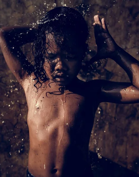 Afrikanisches Kind Duscht Unter Der Dusche — Stockfoto