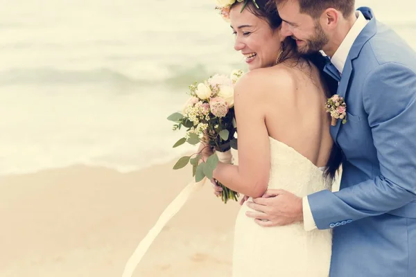 Recém Casados Alegres Cerimónia Casamento Praia — Fotografia de Stock