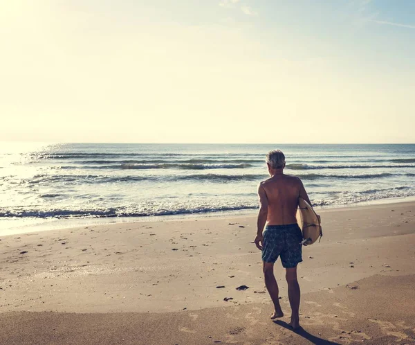 Surfer Ładnej Plaży — Zdjęcie stockowe