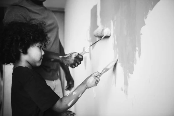 Família Africana Pintando Parede Casa — Fotografia de Stock