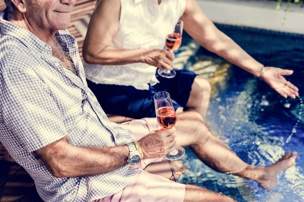 Ältere Paare Sitzen Einem Pool — Stockfoto