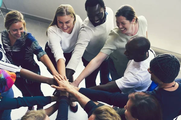 Diverses Personnes Réunissent Équipe — Photo