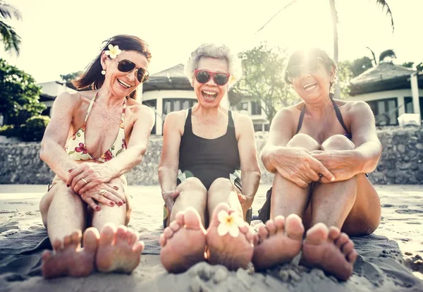 Yaz Aylarında Plaj Keyfi Kıdemli Arkadaşlar — Stok fotoğraf