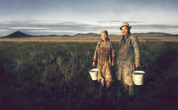 Agricoltori Mongoli Che Detengono Bacini Nel Campo — Foto Stock