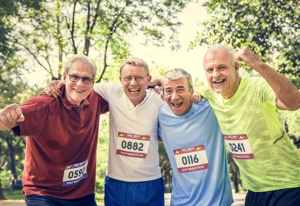 Glada Ledande Män Cerebrating Marathon Park — Stockfoto