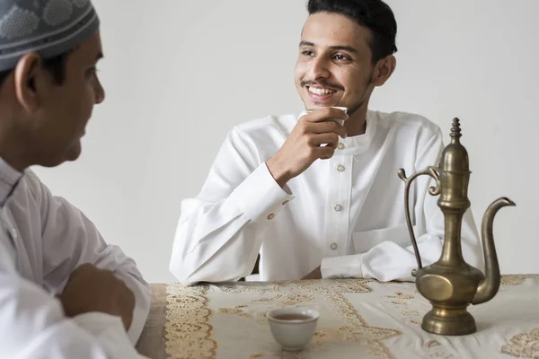 Uomini Musulmani Che Bevono Una Tazza — Foto Stock