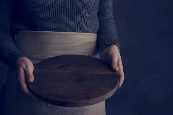 Vrouw Een Schort Houden Een Houten Lade — Stockfoto