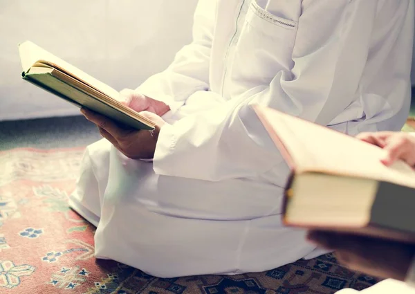 Обрезанный Образ Молитвы Ковре Мусульмане Читают Священный Коран — стоковое фото