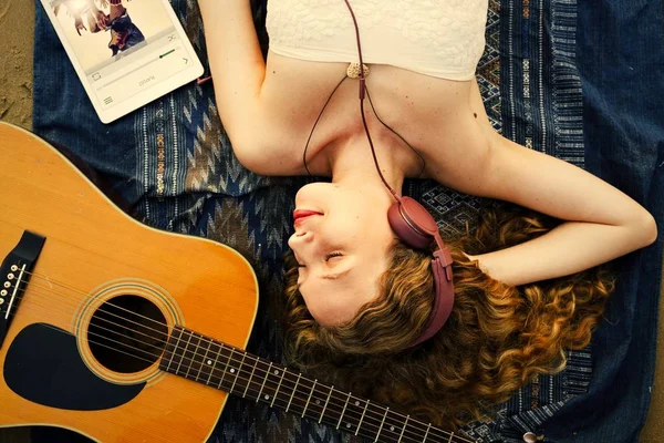 Meisje Ontspannen Luisteren Naar Muziek Het Strand — Stockfoto