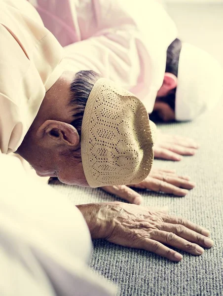 Homens Muçulmanos Rezando Durante Ramadã — Fotografia de Stock