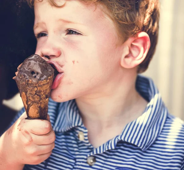 Aranyos Gyerek Miután Csokoládé Fagylalt — Stock Fotó