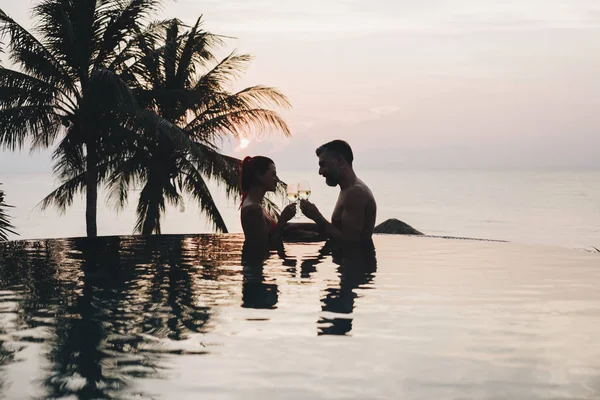 Paar Genieten Van Een Romantische Zonsondergang — Stockfoto