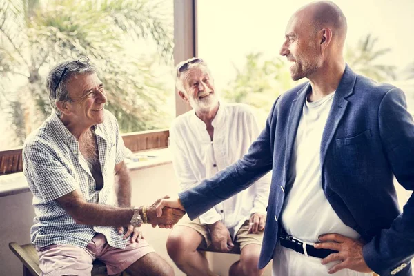 Idosos Masculinos Apertando Mãos — Fotografia de Stock