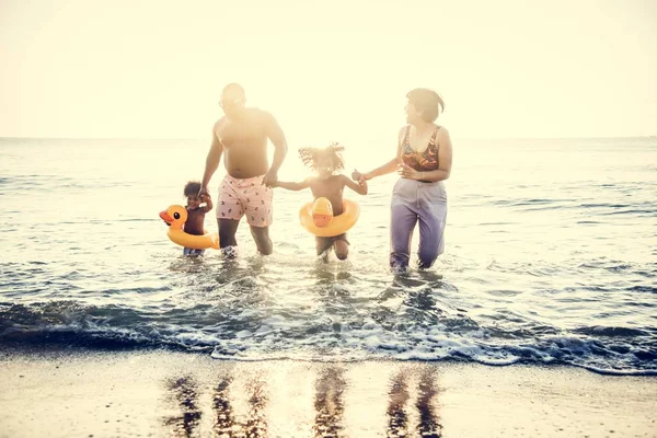 Familie Spielt Zusammen Strand — Stockfoto