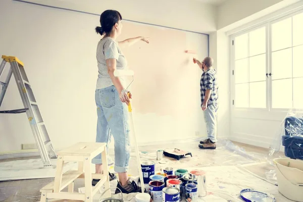 Pessoas Renovando Casa — Fotografia de Stock