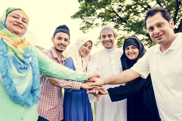 Grupo Musulmán Amigos Apilando Manos — Foto de Stock
