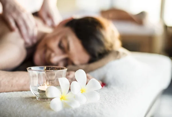 Sénior Fazer Uma Massagem — Fotografia de Stock