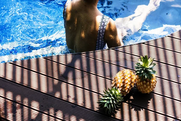 Mulher Relaxante Uma Piscina — Fotografia de Stock