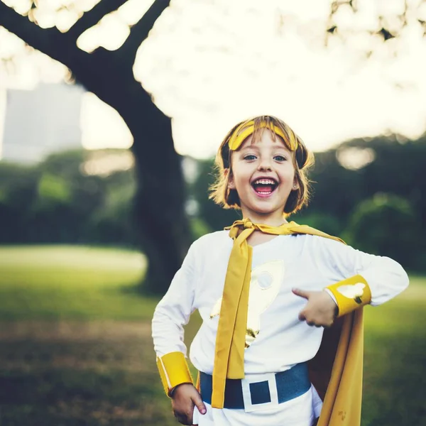 公園でかわいいスーパー ヒーロー少女 — ストック写真