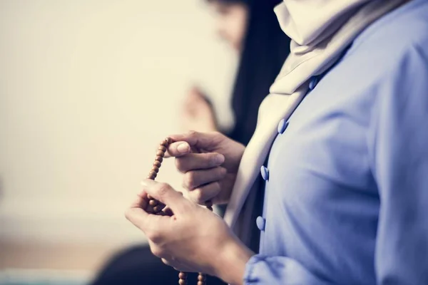 Обрезанный Образ Мусульманской Женщины Использующей Misbaha Отслеживать Подсчет Tasbih — стоковое фото