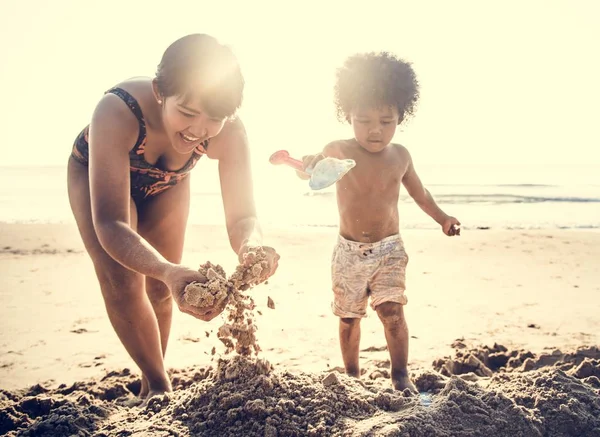 Familie Spielt Zusammen Strand — Stockfoto