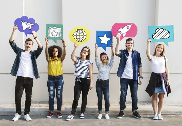 Jóvenes Amigos Diversos Sosteniendo Iconos Redes Sociales — Foto de Stock