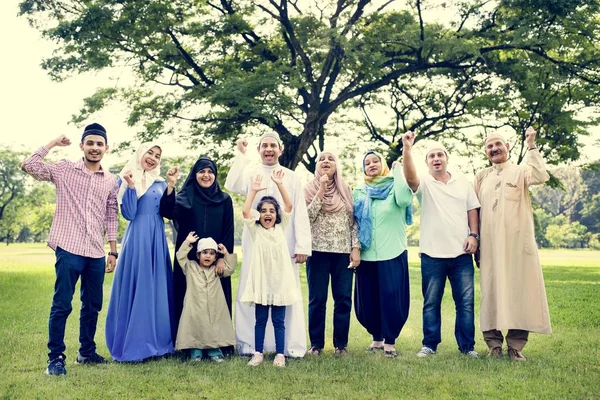 Uma Família Muçulmana Grande Feliz — Fotografia de Stock